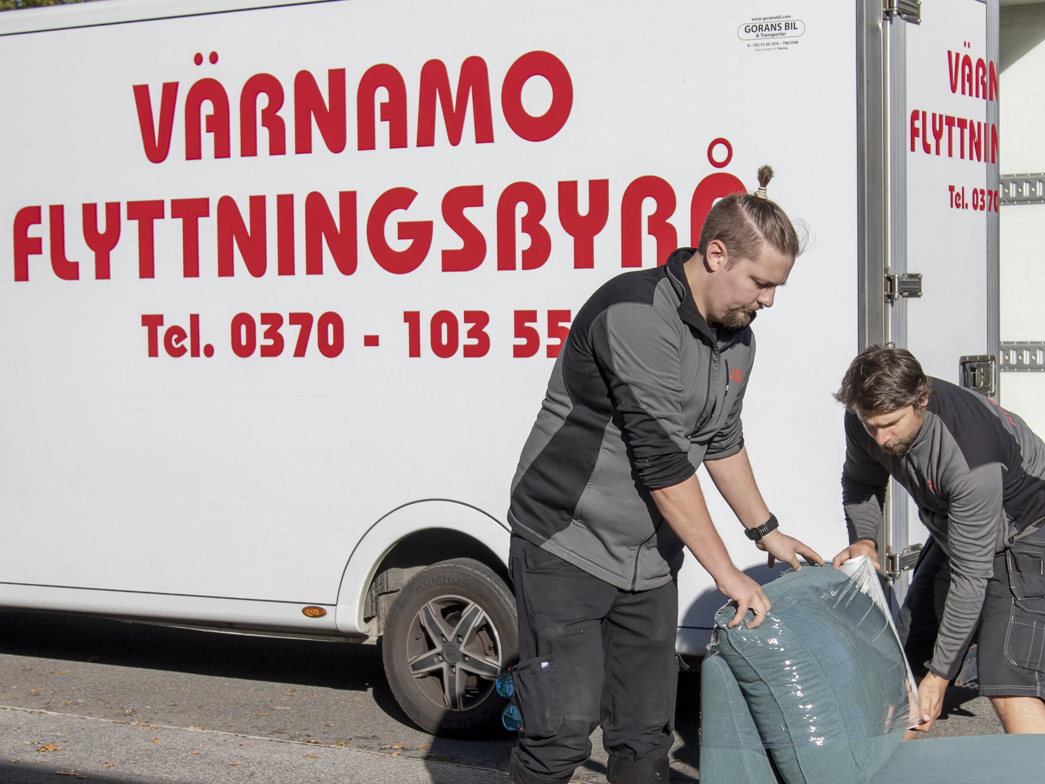 Man packar flyttkartong